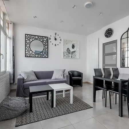 En Front De Avec Terrasse Et Vue