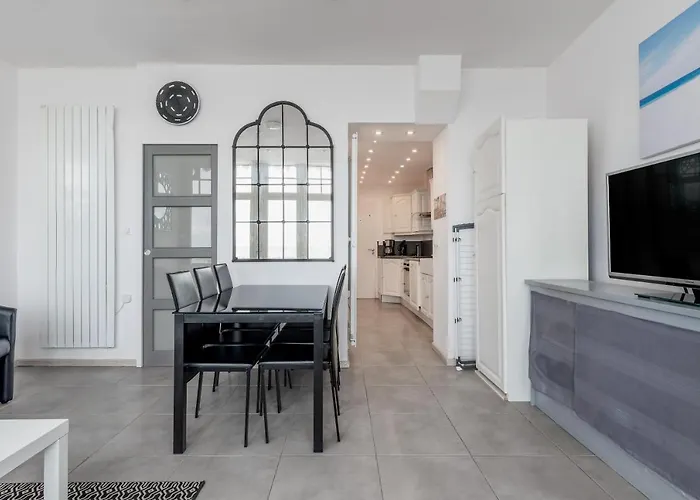 En Front De Avec Terrasse Et Vue Apartment *