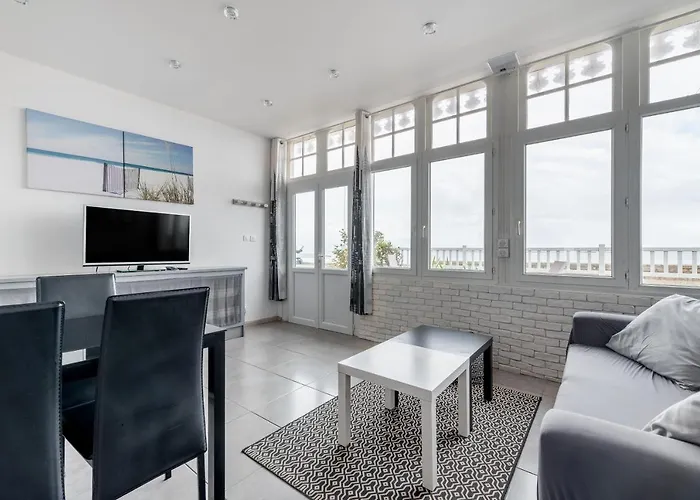 En Front De Avec Terrasse Et Vue *