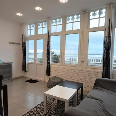 Apartment En Front De Avec Terrasse Et Vue *
