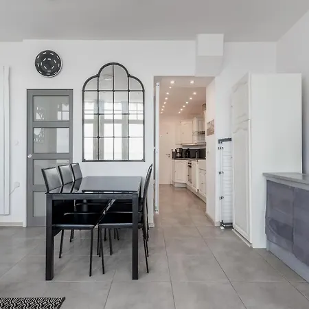 En Front De Avec Terrasse Et Vue Apartmán *