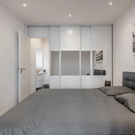 En Front De Avec Terrasse Et Vue Apartmán *