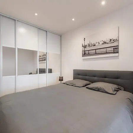 En Front De Avec Terrasse Et Vue Apartmán