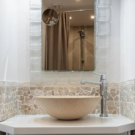 En Front De Avec Terrasse Et Vue