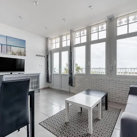 En Front De Avec Terrasse Et Vue *