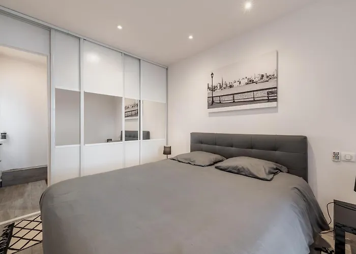 En Front De Avec Terrasse Et Vue Daire